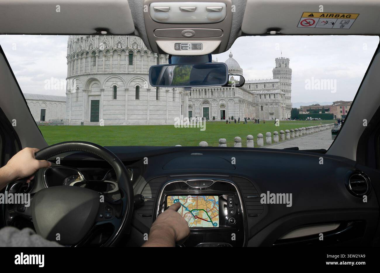 Guida un'auto mentre utilizzi il touch screen di un sistema di navigazione GPS nell'iconica Piazza dei Miracoli, nota anche come Piazza dei Miracoli, Pisa, Italia Foto Stock
