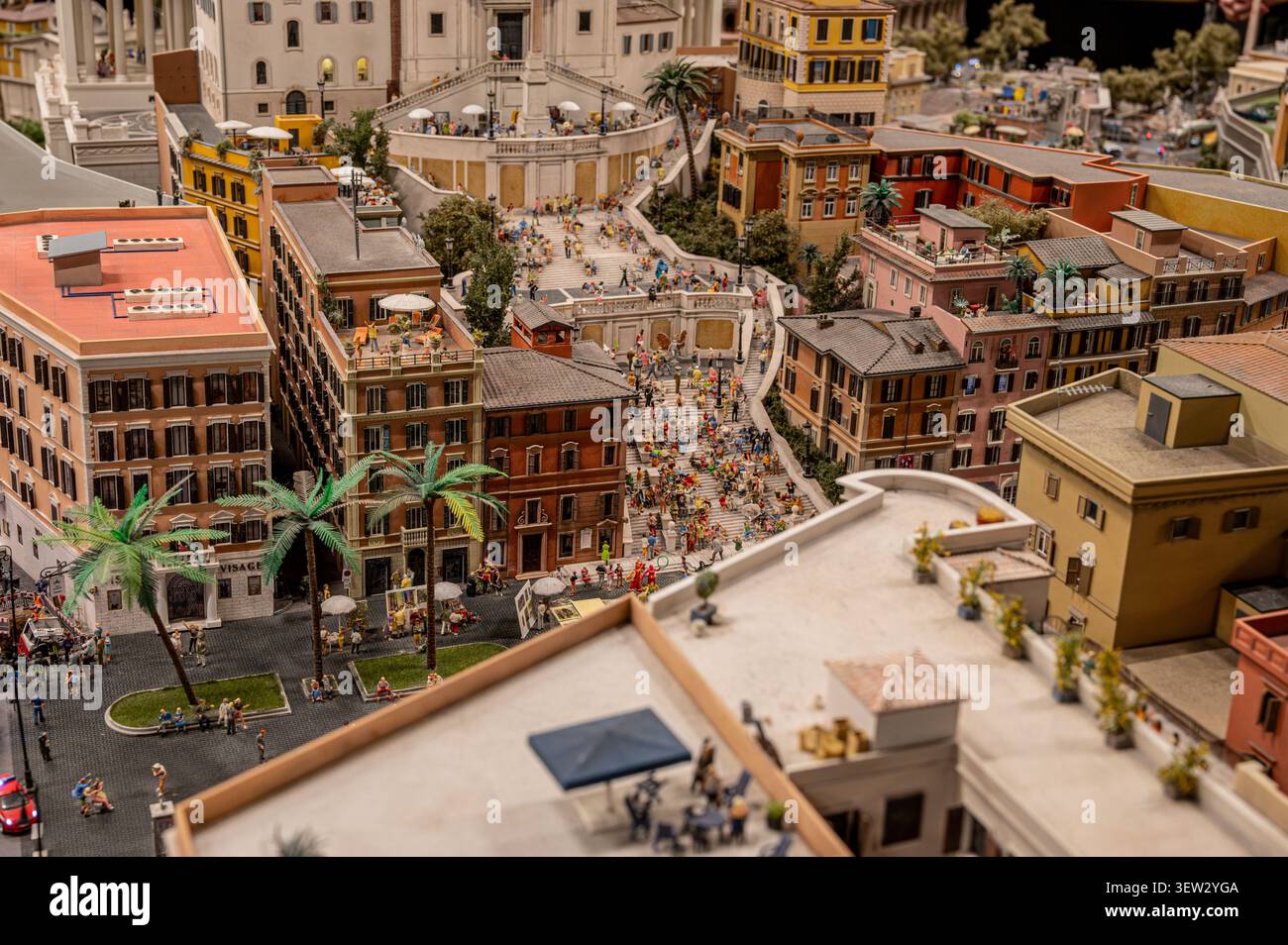 Diorama in miniatura dettagliato della Scalinata di Spagna a Roma, affollato di minuscole figure di turisti e circondato da architettura italiana tradizionale, a Mini Foto Stock