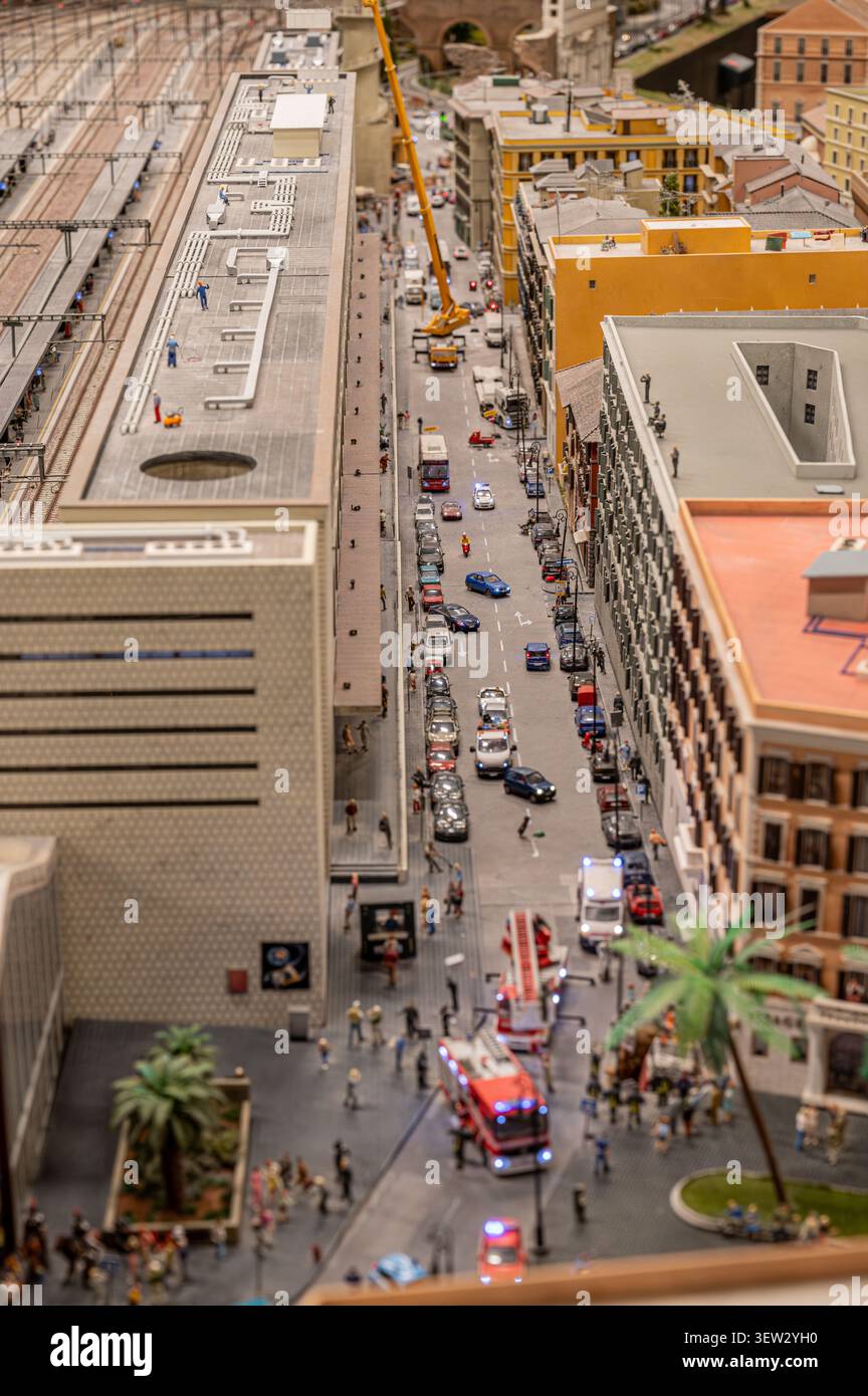 Diorama in miniatura dettagliato di una strada cittadina italiana affollata che mostra un ingorgo stradale, veicoli di emergenza ed edifici moderni accanto ad architettura classica Foto Stock