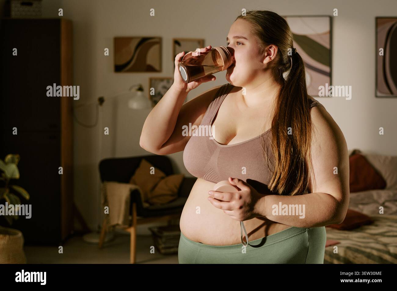 Shake proteico per donne di taglia Plus per il benessere prenatale Foto Stock