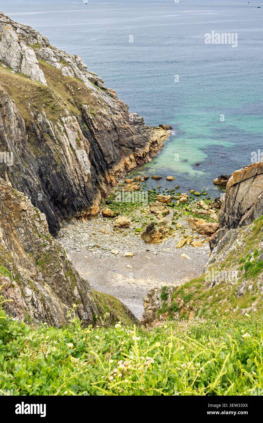 Ammira una baia marina in un profondo burrone su una costa rocciosa Foto Stock