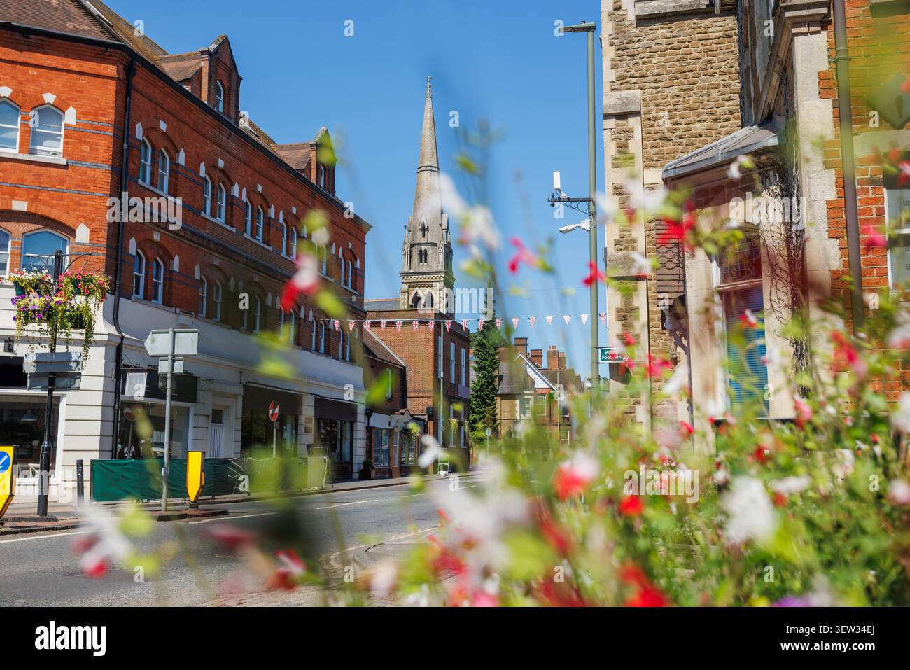 South Street con Spire Church e Bright Blooms, Farnham, Regno Unito Foto Stock