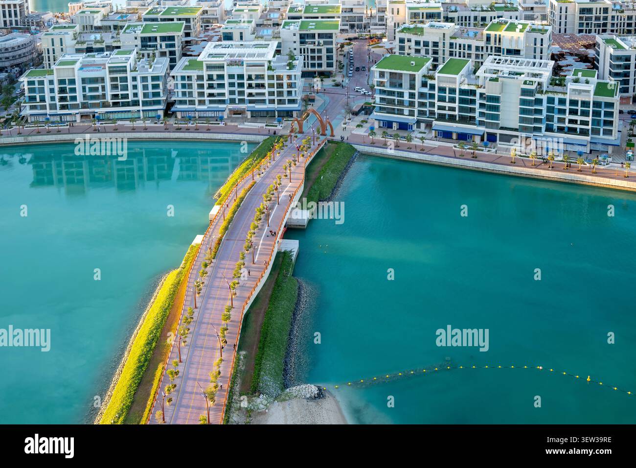 Doha, Qatar - Vista aerea della Crystal Walk, strada dell'isola di Gewan, caratterizzata da moderne strutture ombreggiate, edifici residenziali qatar Foto Stock