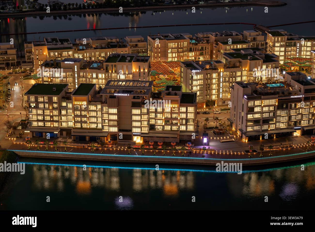Doha, Qatar - Vista aerea della Crystal Walk, strada dell'isola di Gewan, caratterizzata da moderne strutture ombreggiate, edifici residenziali qatar Foto Stock