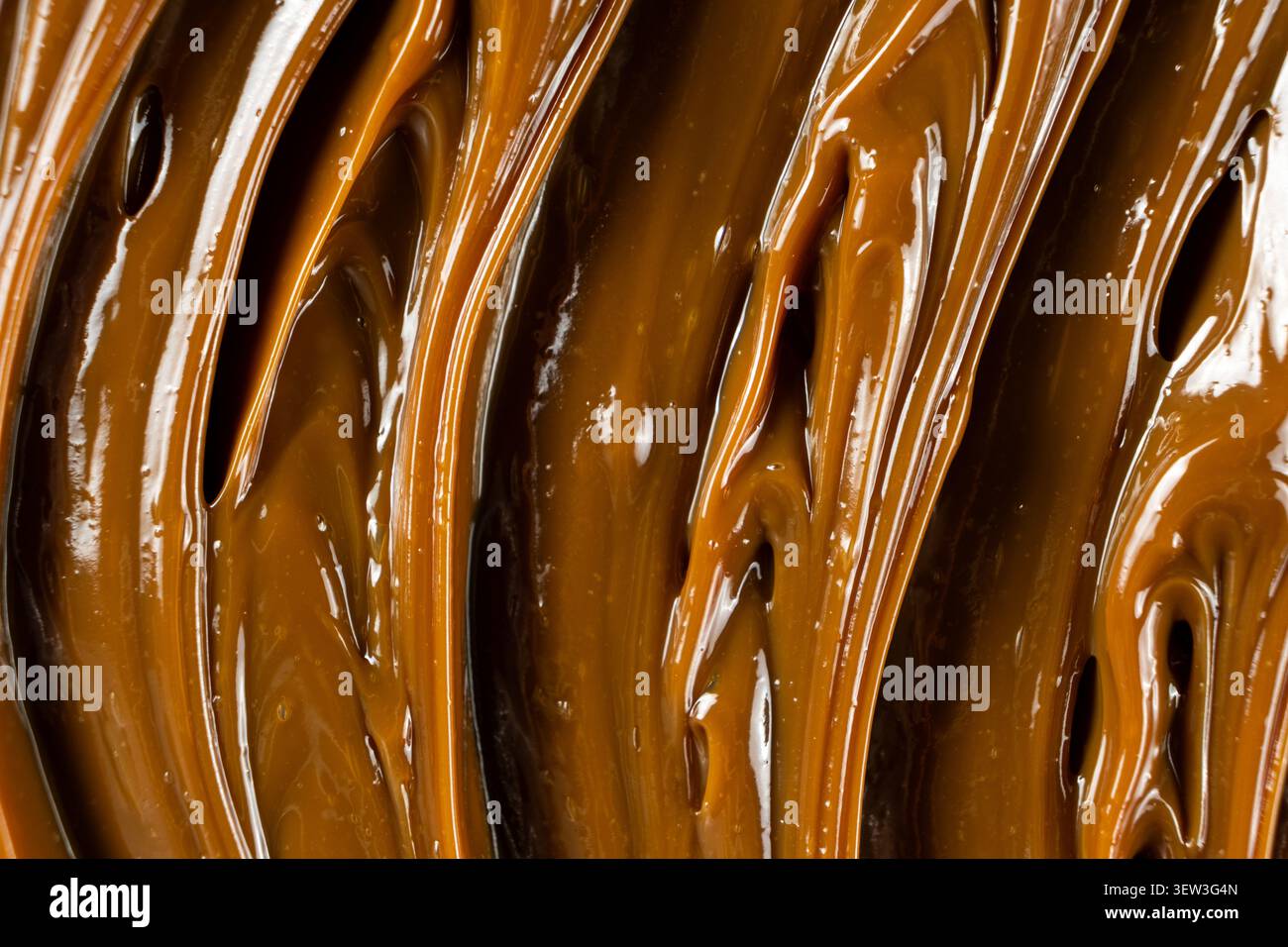 Salsa di caramello spessa con finitura macro lucida Foto Stock