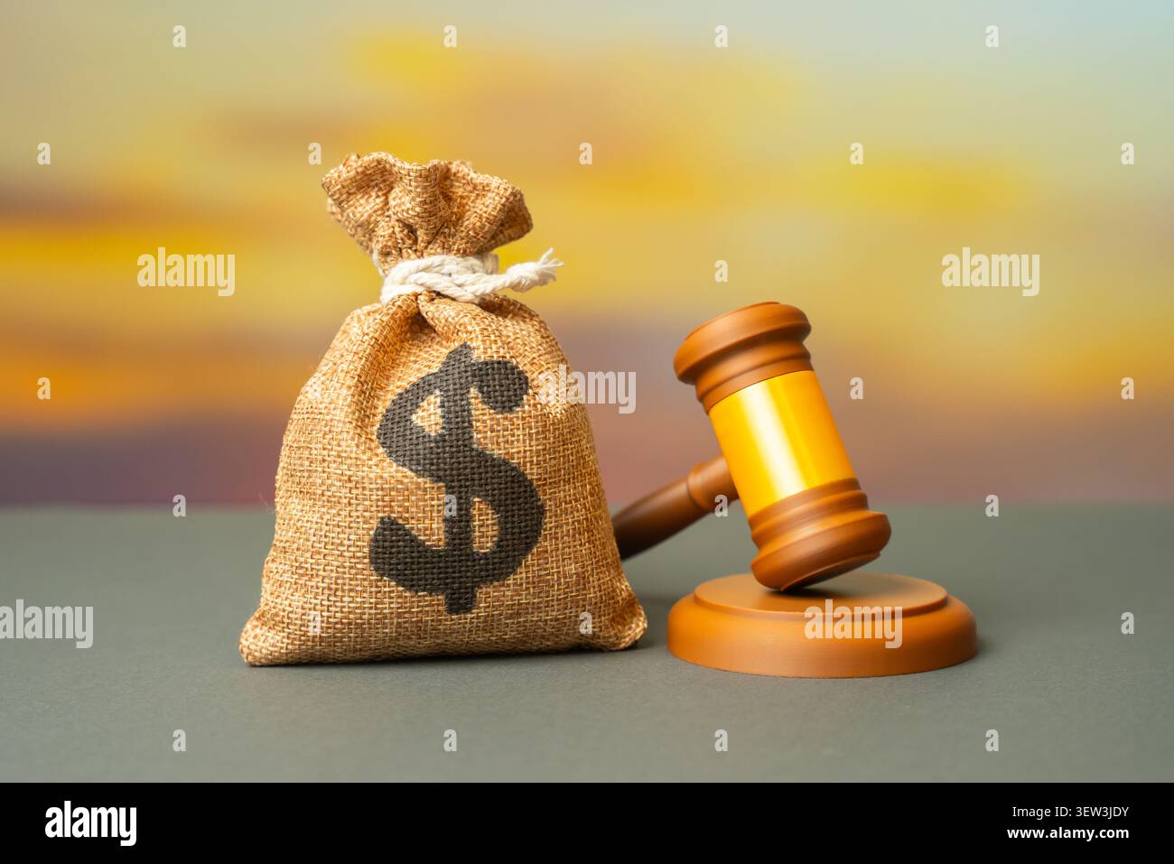 Un sacco di soldi da un dollaro e un martelletto di un giudice. Una causa e un verdetto, un risarcimento in un caso giudiziario. Rimborsi e dichiarazioni dei redditi. Foto Stock