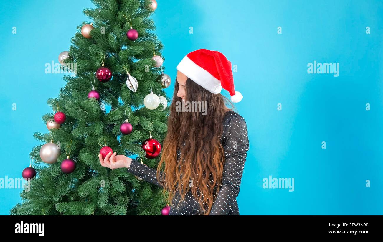 Giovane modello natalizio che indossa il cappello di babbo natale all'interno dello studio Foto Stock