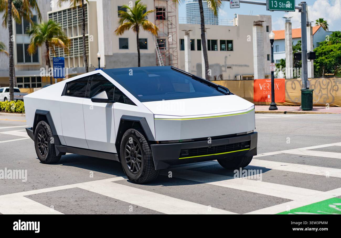 Miami, Florida, Stati Uniti - 23 maggio 2025: Pick-up elettrico Tesla Cybertruck 2024. Pick-up elettrico Tesla Cybertruck. Auto Tesla Cybertruck Foto Stock