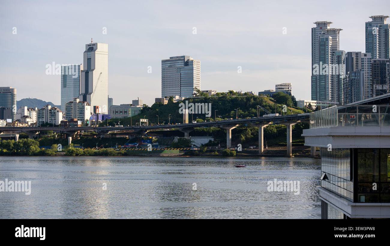 Una vista panoramica del fiume Han, del ponte Cheongdam e dello skyline della città di Seoul con l'edificio del World Trade Center, catturata da Ttukseom Hangang Foto Stock