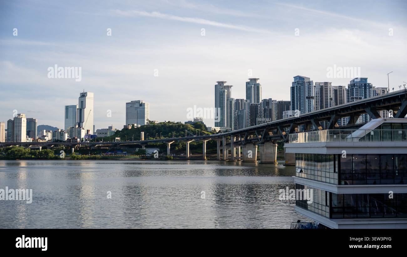 Corea del Sud, Seoul, Parco Ttukseom Hangang, Fiume Han, Ponte Cheongdam, Cheongdam-dong, Gangnam, World Trade Center Seoul, Trade Tower, panorama della città Foto Stock