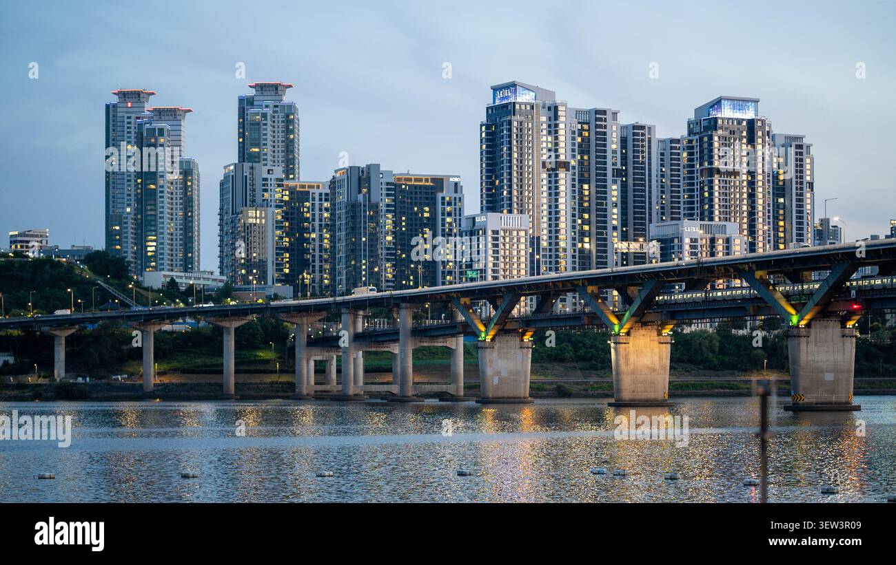 Una vista mozzafiato al crepuscolo del ponte Cheongdam e del complesso residenziale illuminato Samsung-dong I-PARK dall'altra parte del fiume Han, catturato da Ttuks Foto Stock