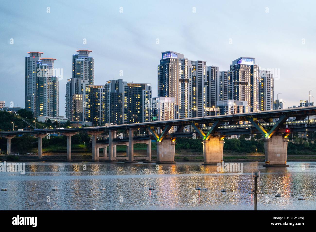 Una vista mozzafiato al crepuscolo del ponte Cheongdam e del complesso residenziale illuminato Samsung-dong I-PARK dall'altra parte del fiume Han, catturato da Ttuks Foto Stock