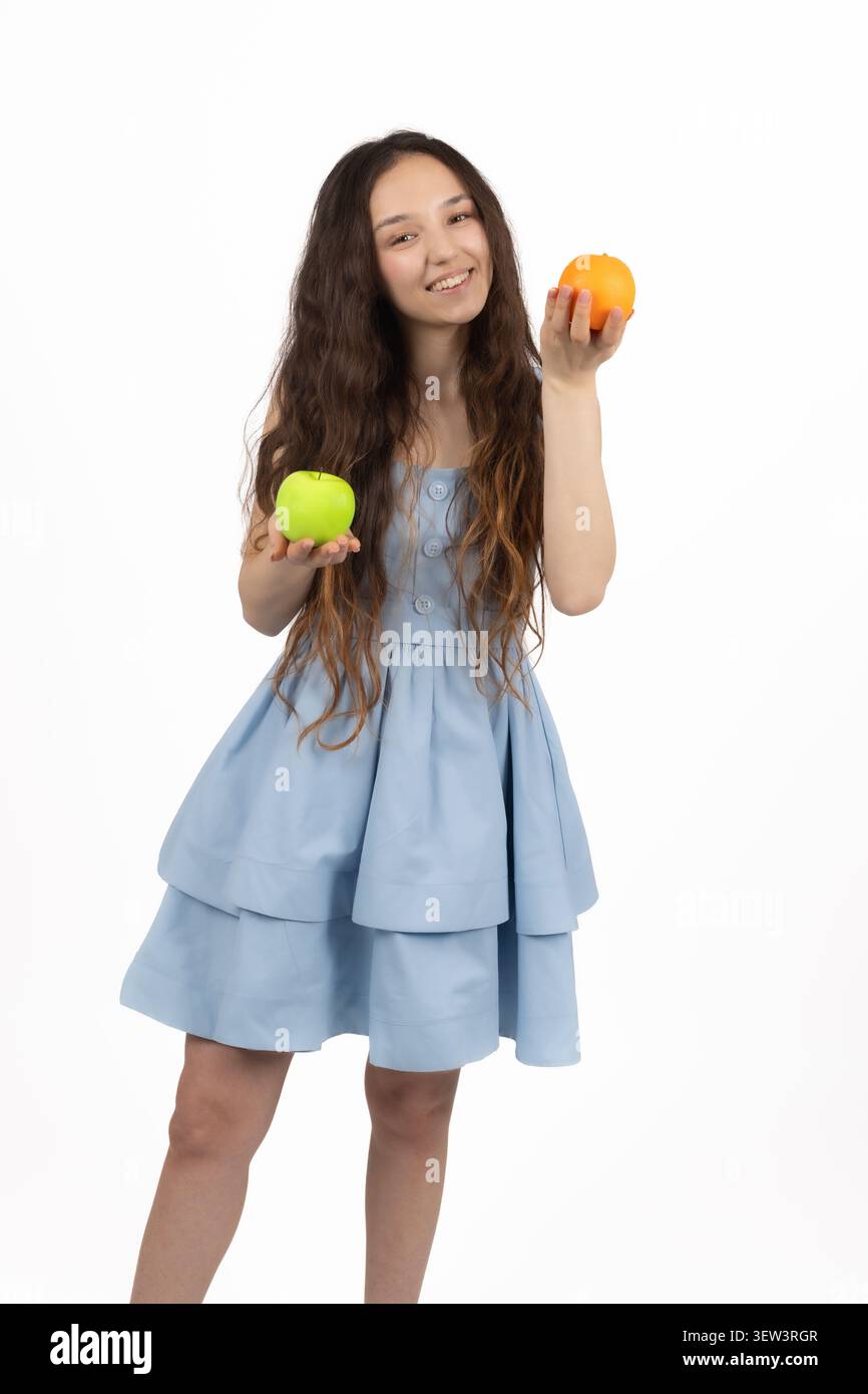 Bella giovane donna durante la sessione fotografica in studio isolata Foto Stock