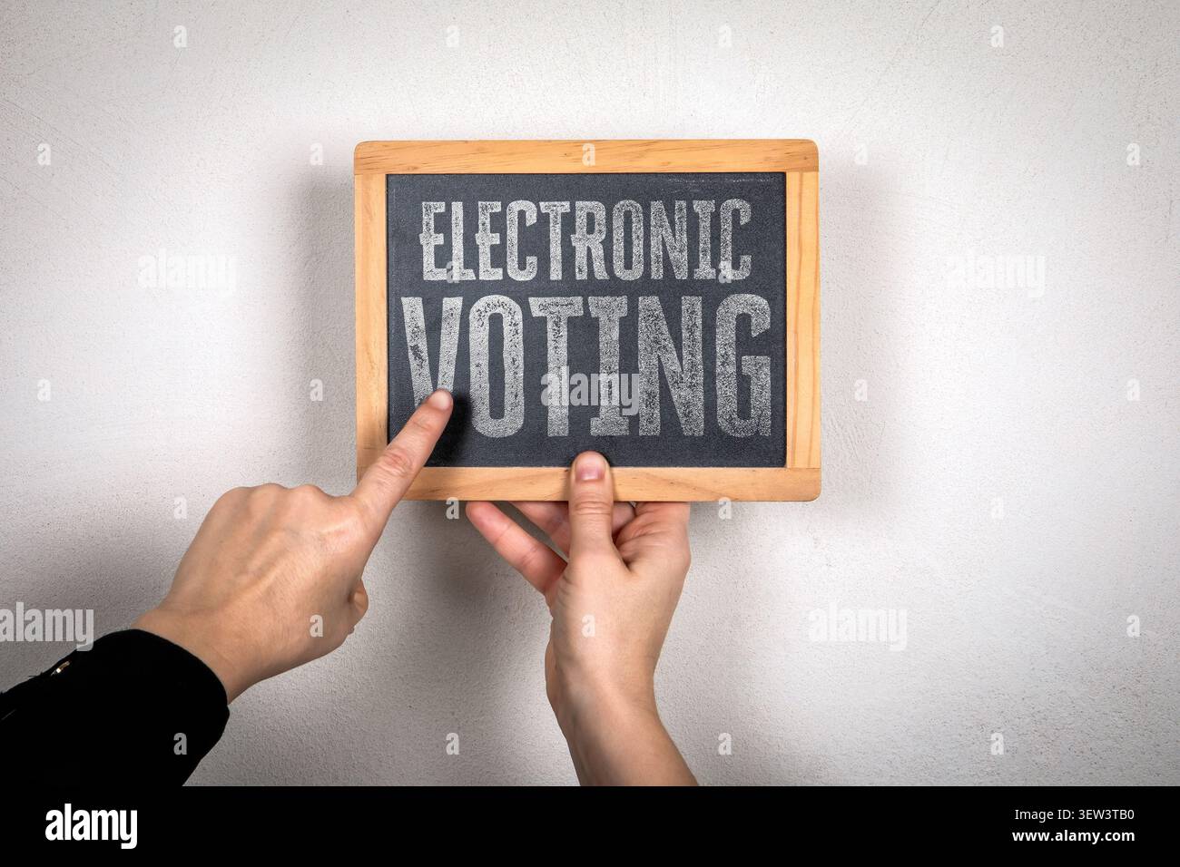 Votazione elettronica testo sulla lavagna che rappresenta le elezioni e la partecipazione digitali Foto Stock