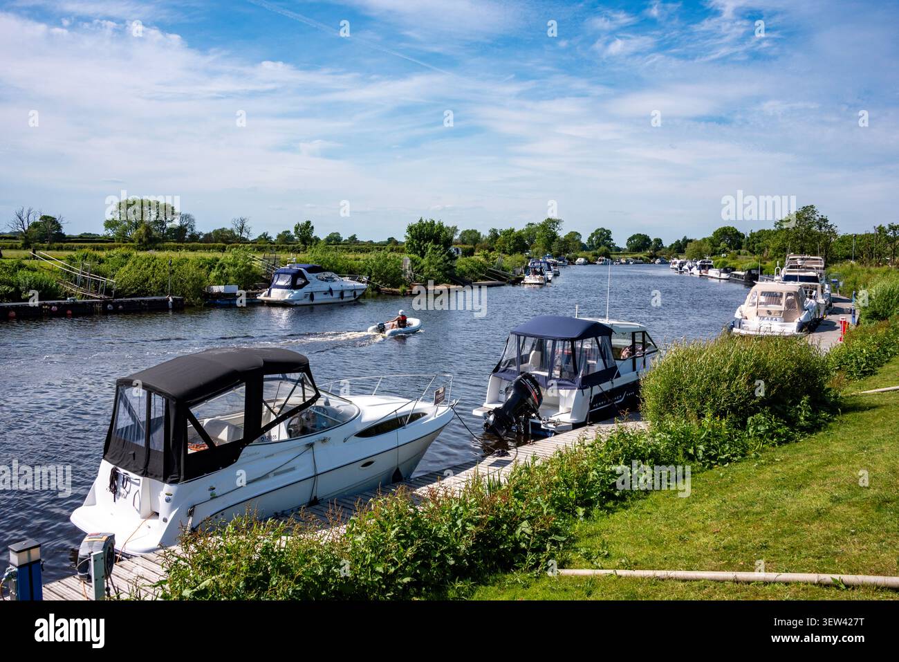 Barche sul fiume Ouse vicino a Naburn Marina, York Foto Stock
