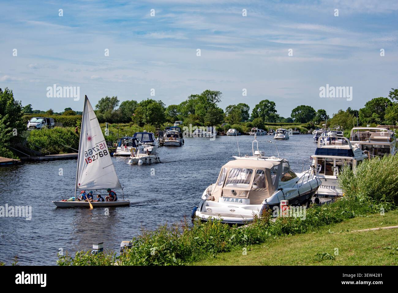 Barche sul fiume Ouse vicino a Naburn Marina, York Foto Stock