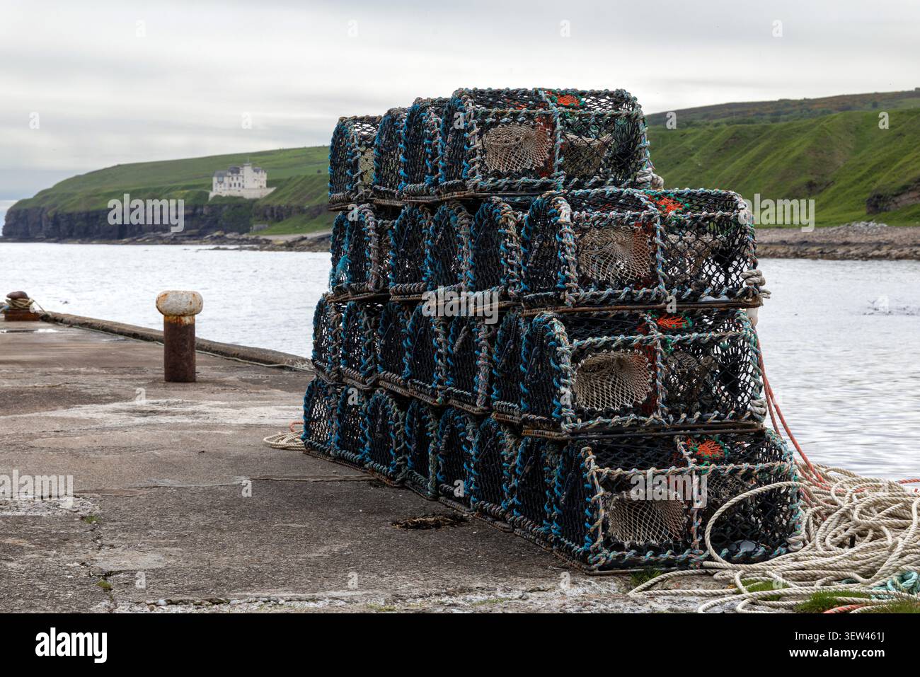 Vasi di aragosta a Dunbeath Harbour a Caithness, Scozia Foto Stock