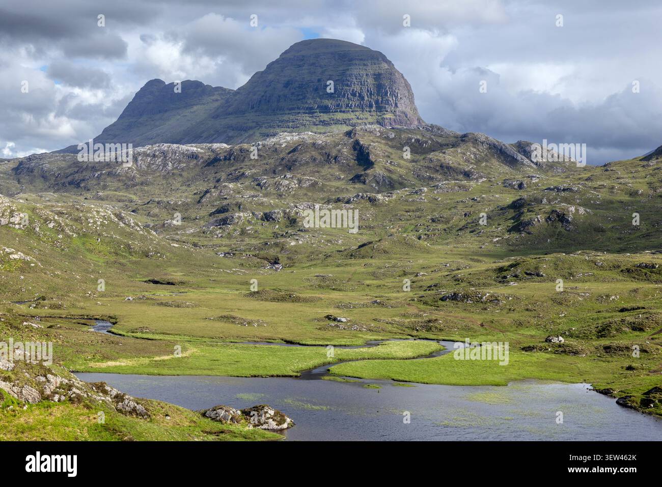 Suilven, con Loch na h-Airigh Fraoich in primo piano Foto Stock