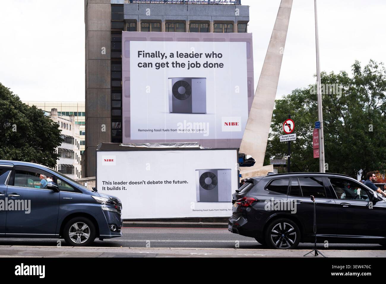 London Bridge. Billboard con la pubblicità per la pompa di calore Nibe che fa riferimento al dibattito di leadership attuale nel Partito Laburista e quindi primo Ministro Foto Stock