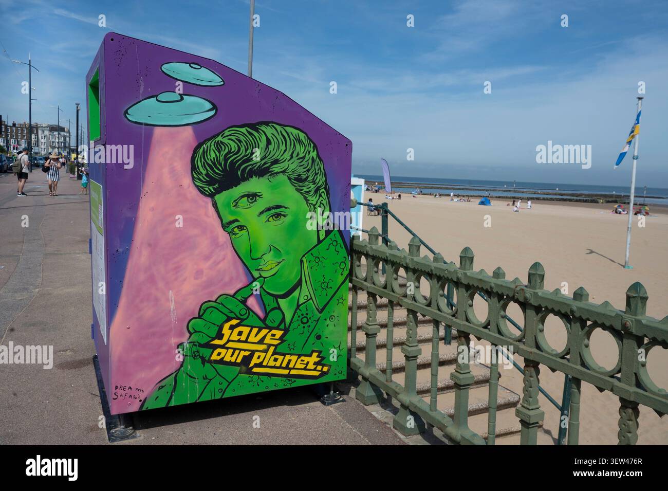 Margate, Kent. Domenica d'estate. Terrazza marina. Spiaggia e cestino con graffiti che recitano "Salva il nostro pianeta". Foto Stock