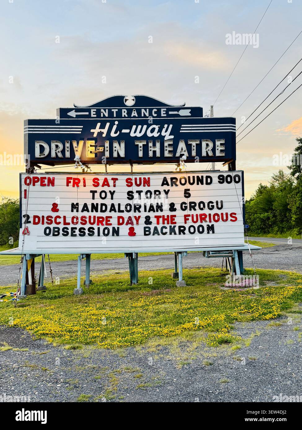 Coxsackie, New York, Stati Uniti. 24 luglio 2025. Cinema retro Hi-Way Drive-in. Montagne Catskill. Film doppi all'aperto. divertimento per tutta la famiglia Foto Stock