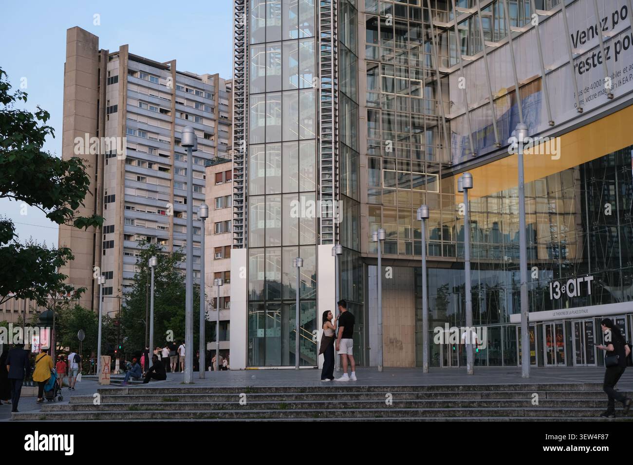 Due chiacchiere di fronte al centro commerciale Italie 2 nel quartiere Place d'Italie di Parigi Foto Stock