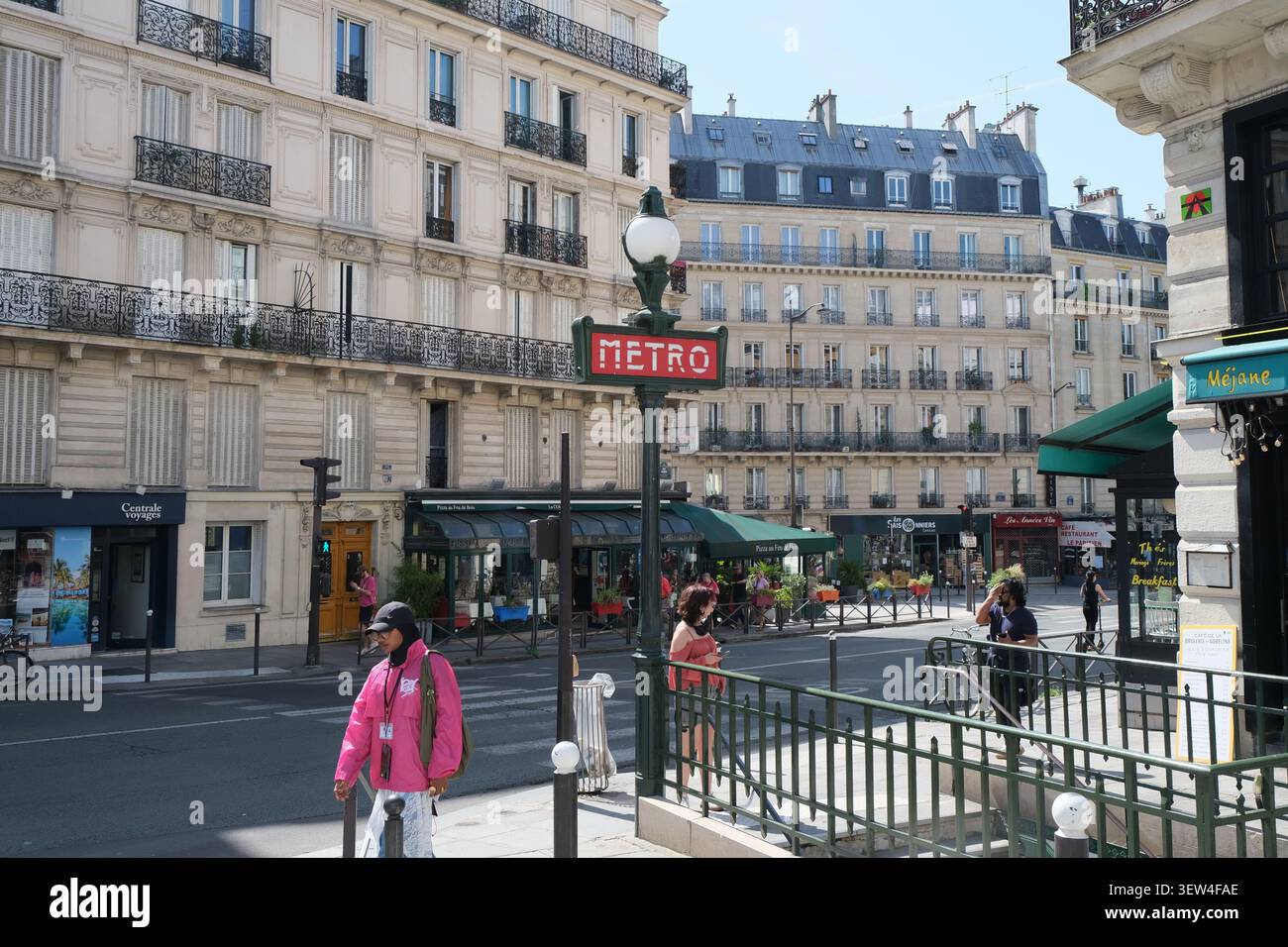 Cartello della metropolitana all'ingresso della stazione di Censier-Daubenton nel 5° arrondissement di Parigi Foto Stock