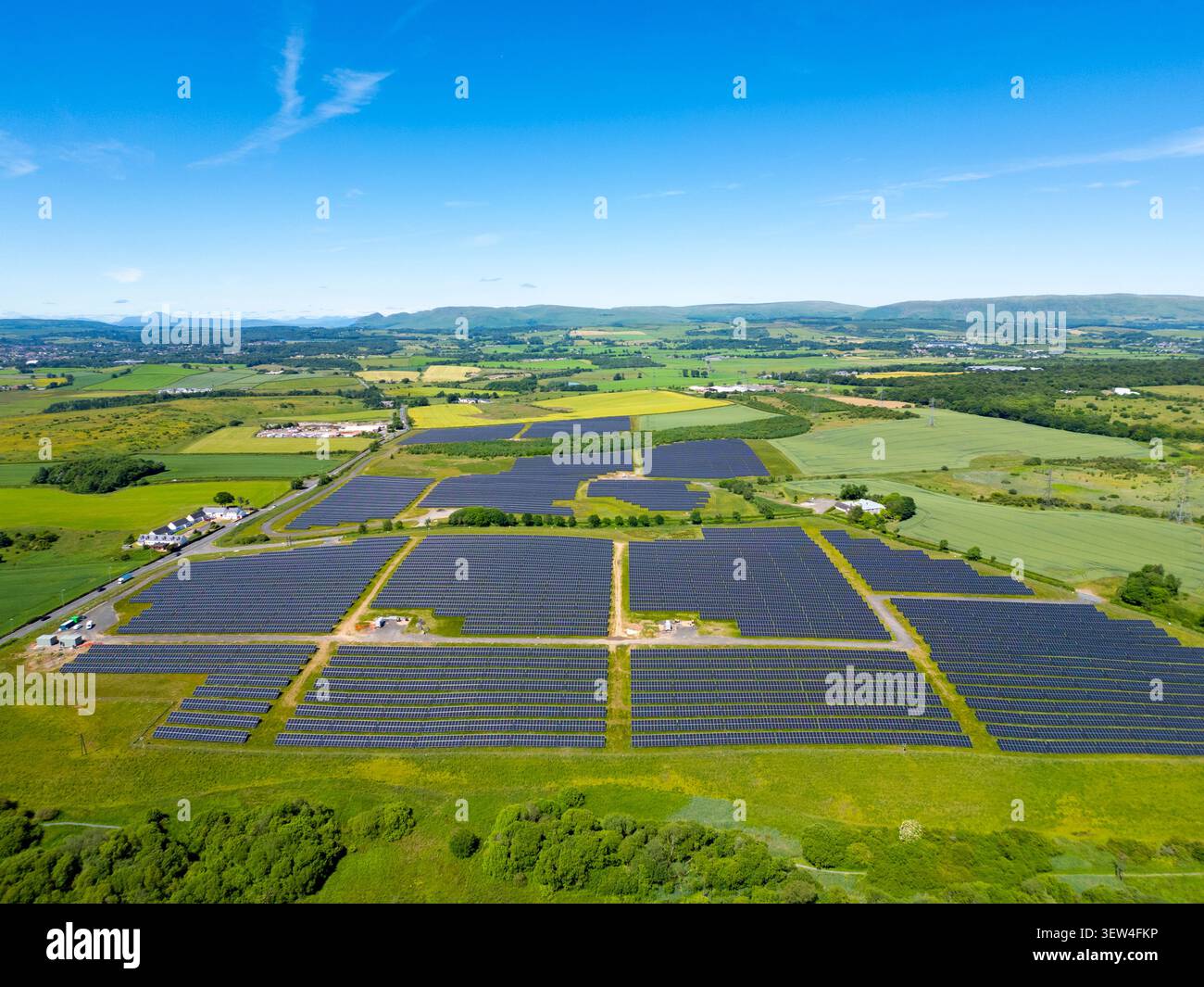Vista aerea del Lochfauld Solar Park (Caledonian Solar Park) nella parte nord di Glasgow, la più grande fattoria di energia solare della Scozia. Foto Stock