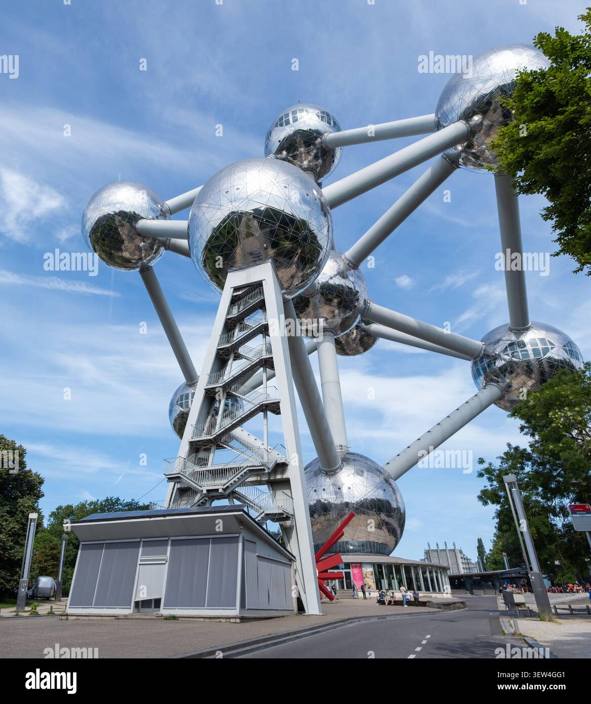 Una vista suggestiva dell'Atomium di Bruxelles, con le sue sfere metalliche e i tubi di collegamento Foto Stock