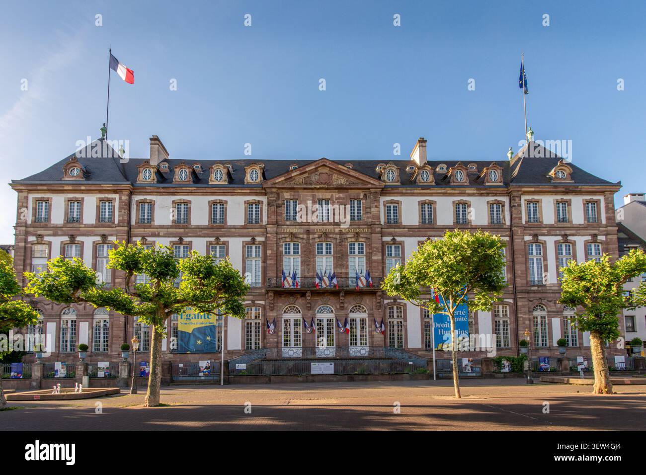 Facciata dell'Hôtel de Hanau, il municipio di Strasburgo, un edificio del XVIII secolo elencato come monumento storico francese Foto Stock