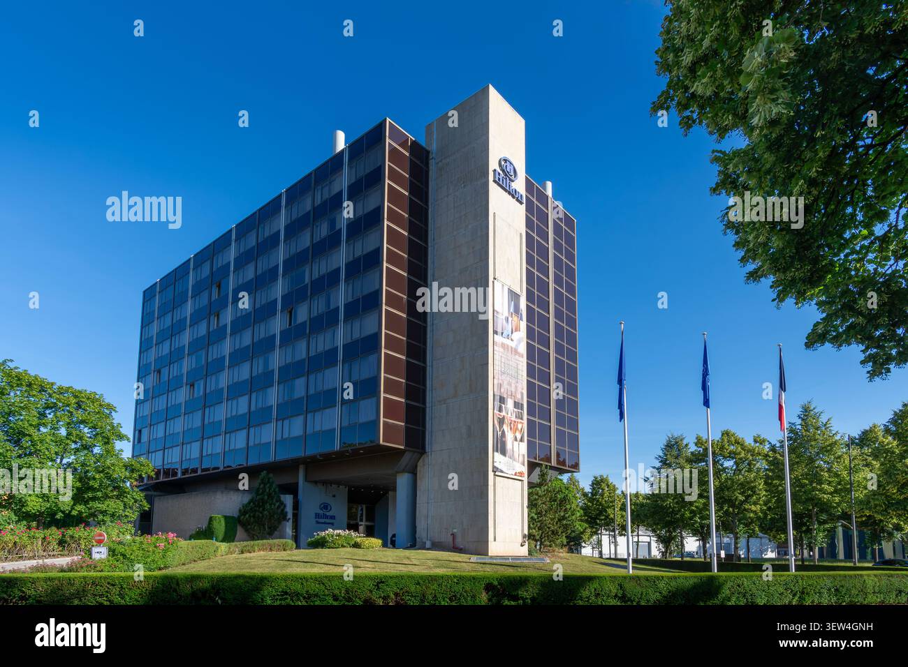 Vista esterna dell'hotel Hilton Strasbourg, situato vicino al centro congressi e alle istituzioni europee di Strasburgo, Francia Foto Stock