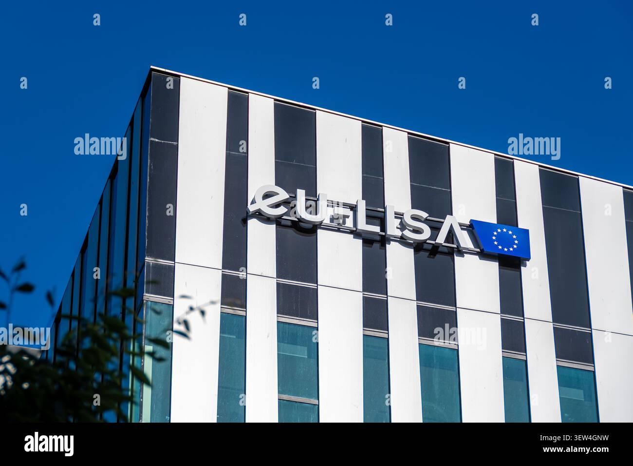 Firma e logo su un edificio di eu-LISA, l'agenzia europea che gestisce diverse banche dati relative all'immigrazione e ai visti nell'Unione europea Foto Stock