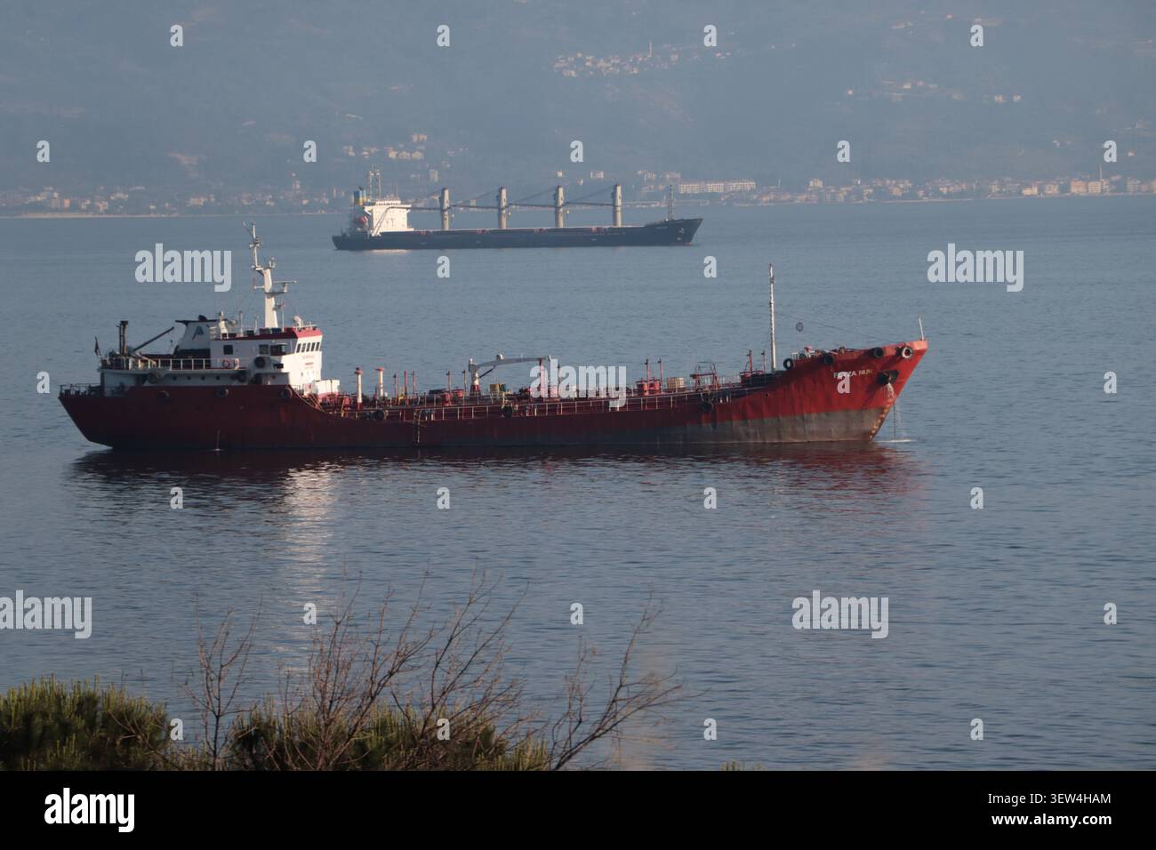 Una grande nave portacontainer che naviga in mare aperto attraverso il Mar di Marmara, Turchia. Foto Stock