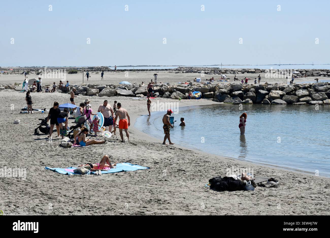 La spiaggia di Saintes-Maries-de-la-Mer, Camargue, Francia durante il festival delle onde di calore e degli zingari 2026 Foto Stock