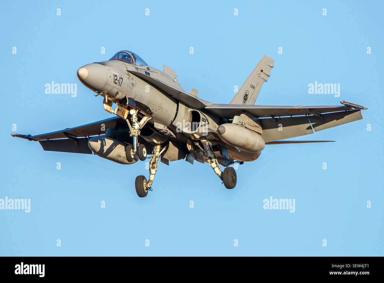 Aereo da combattimento EF-18 Hornet della Forza Aerea Spagnola (Ala 12) in avvicinamento per l'atterraggio con il carrello esteso contro un cielo blu terso. Foto Stock