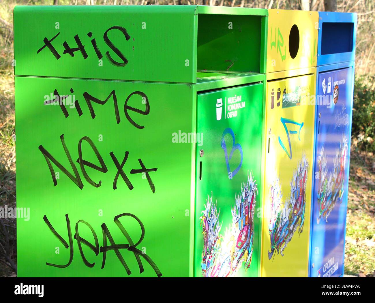 Messaggio nostalgico scritto a mano "This time Next Year" lasciato dai turisti su un parco verde a Kostrena, Croazia, che condivide i ricordi estivi. Foto Stock