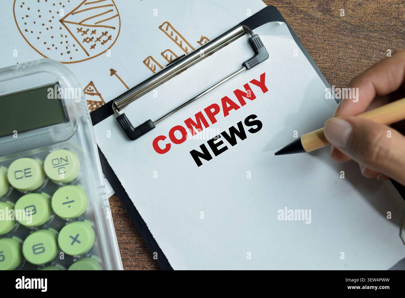Concetto di notizie aziendali scrivere su appunti isolati su tavolo di legno. Foto Stock