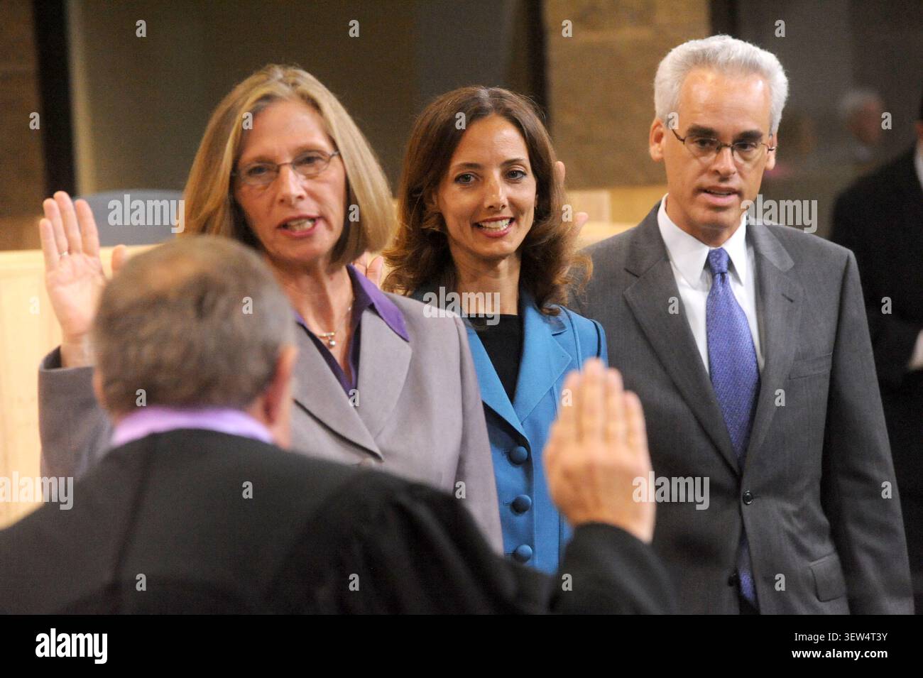 I membri del Consiglio comunale di Austin giurano in, Municipio, Austin, Texas, giugno 28, 2011. (foto di John Anderson/The Austin Chronicle) Foto Stock