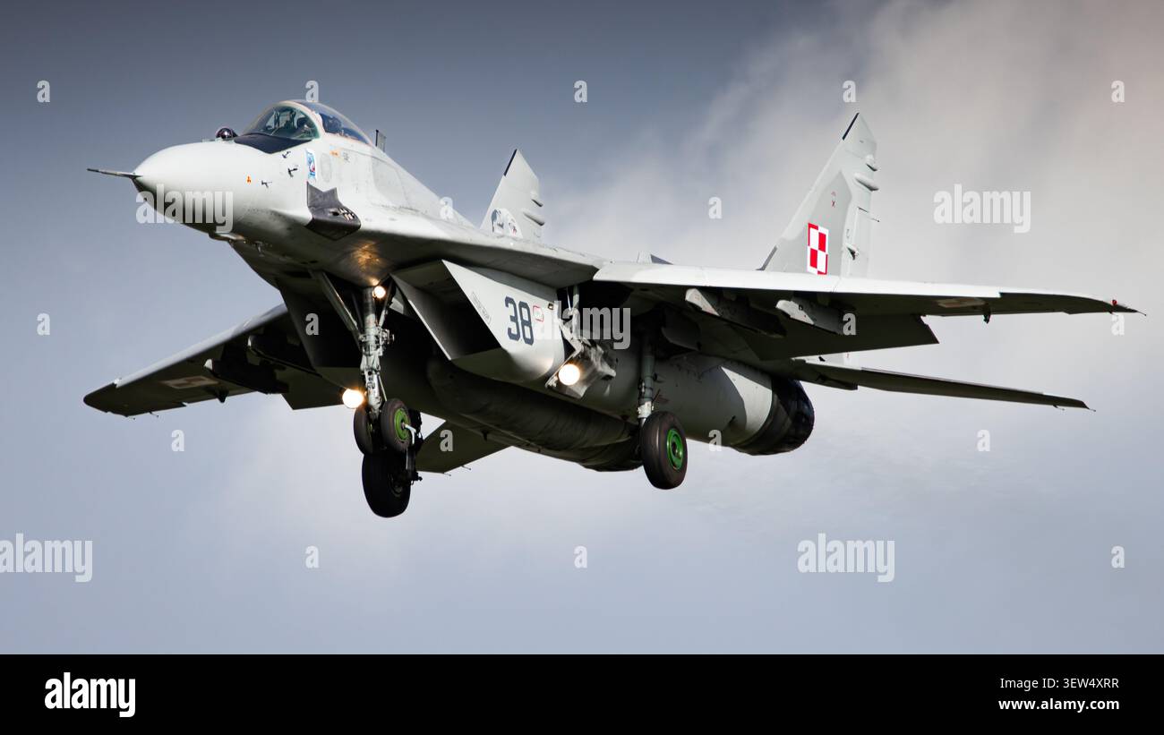 MIG-29M Fulcrum dell'aeronautica militare polacca in avvicinamento finale con luci di atterraggio illuminate durante le operazioni di volo militare. Foto Stock