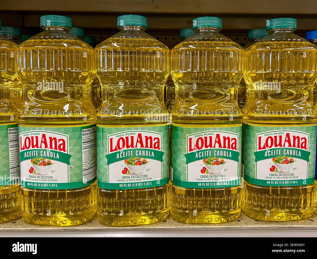 Bottiglie di LouAna 100% di puro olio di Canola sugli scaffali di un supermercato. Texas, Stati Uniti. Foto Stock