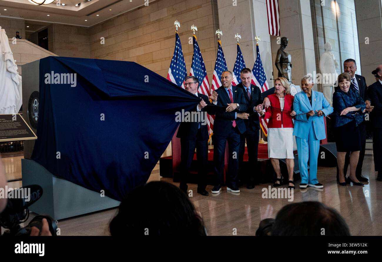 I membri bipartisan del Congresso degli Stati Uniti, guidati dal presidente della camera dei rappresentanti Mike Johnson (repubblicano della Louisiana) e dal leader delle minoranze della camera degli Stati Uniti Hakeem Jeffries (democratico di New York), svelano la Semiquincentennial Congressional Time Capsule in onore del 250° anniversario della dichiarazione di indipendenza durante una cerimonia nel Campidoglio degli Stati Uniti a Washington, DC, USA, mercoledì 24 giugno 2026. La capsula del tempo sarà sepolta sul prato occidentale del Campidoglio degli Stati Uniti.credito: Andrew Thomas/CNP/Sipa USA Foto Stock