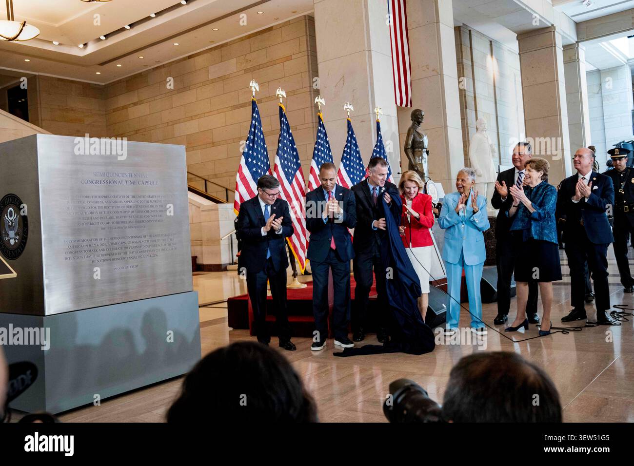 I membri bipartisan del Congresso degli Stati Uniti, guidati dal presidente della camera dei rappresentanti Mike Johnson (repubblicano della Louisiana) e dal leader delle minoranze della camera degli Stati Uniti Hakeem Jeffries (democratico di New York), svelano la Semiquincentennial Congressional Time Capsule in onore del 250° anniversario della dichiarazione di indipendenza durante una cerimonia nel Campidoglio degli Stati Uniti a Washington, DC, USA, mercoledì 24 giugno 2026. La capsula del tempo sarà sepolta sul prato occidentale del Campidoglio degli Stati Uniti. Foto di Andrew Thomas/CNP/ABACAPRESS.COM Foto Stock