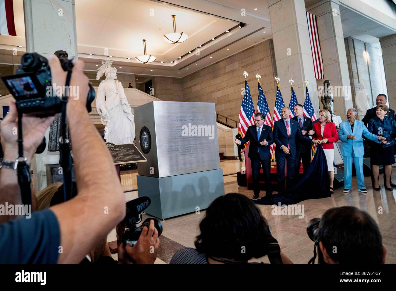 I membri bipartisan del Congresso degli Stati Uniti, guidati dal presidente della camera dei rappresentanti Mike Johnson (repubblicano della Louisiana) e dal leader delle minoranze della camera degli Stati Uniti Hakeem Jeffries (democratico di New York), svelano la Semiquincentennial Congressional Time Capsule in onore del 250° anniversario della dichiarazione di indipendenza durante una cerimonia nel Campidoglio degli Stati Uniti a Washington, DC, USA, mercoledì 24 giugno 2026. La capsula del tempo sarà sepolta sul prato occidentale del Campidoglio degli Stati Uniti. Foto di Andrew Thomas/CNP/ABACAPRESS.COM Foto Stock