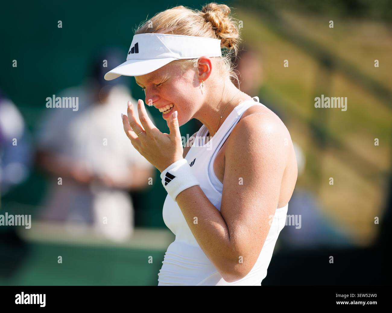 Londra, Regno Unito. 25 giugno 2026. La belga Jeline Vandromme reagisce mentre sta perdendo il terzo e ultimo set durante una partita di tennis tra Georgian Bolkvadze e belga Vandromme, una qualificazione per i singoli femminili al torneo di tennis Grand slam di Wimbledon a Londra, in Gran Bretagna, giovedì 25 giugno 2026. Il torneo principale inizia lunedì prossimo. BELGA PHOTO BENOIT DOPPAGNE credito: Belga News Agency/Alamy Live News Foto Stock