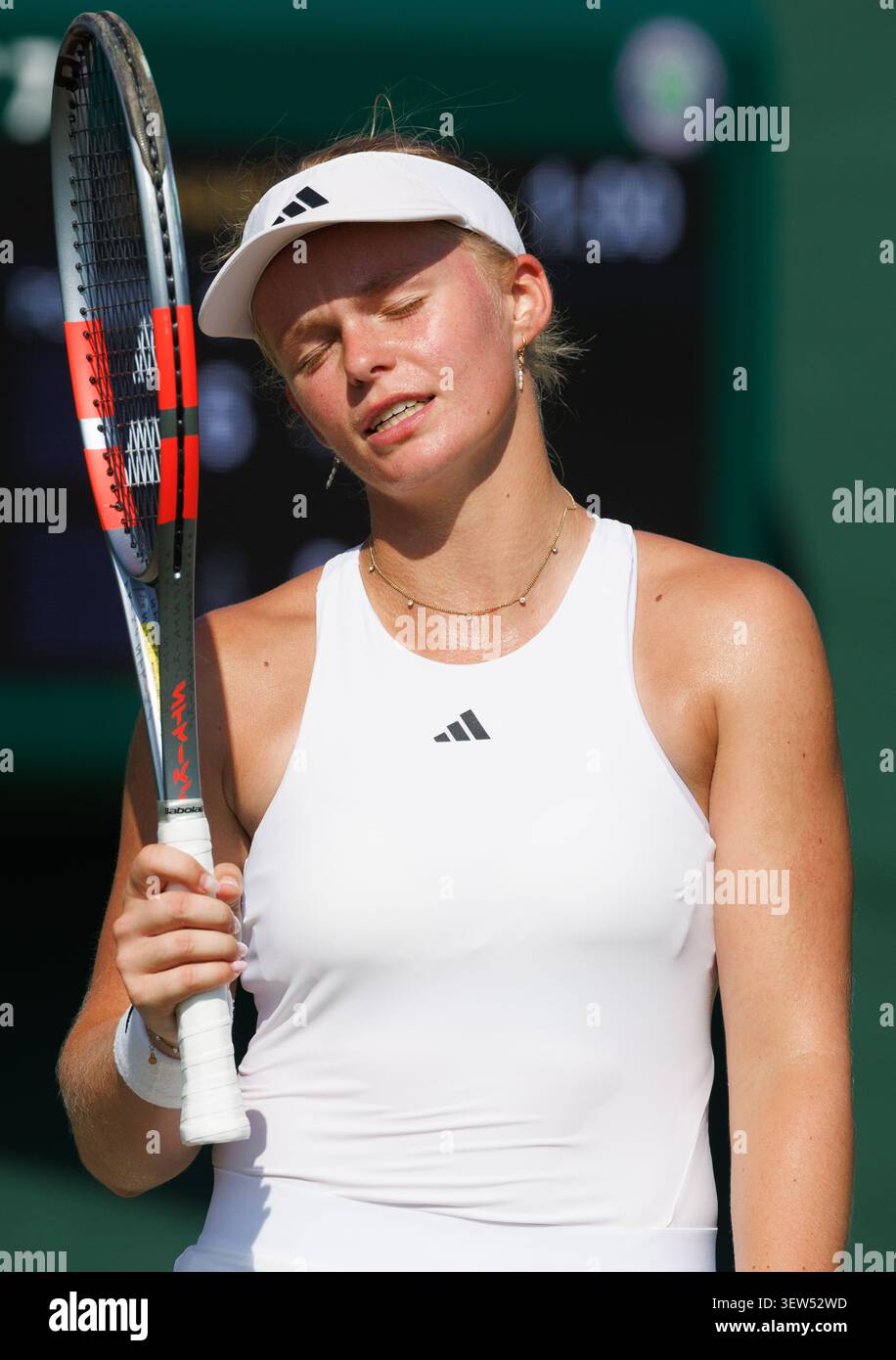 Londra, Regno Unito. 25 giugno 2026. La belga Jeline Vandromme reagisce mentre sta perdendo il terzo e ultimo set durante una partita di tennis tra Georgian Bolkvadze e belga Vandromme, una qualificazione per i singoli femminili al torneo di tennis Grand slam di Wimbledon a Londra, in Gran Bretagna, giovedì 25 giugno 2026. Il torneo principale inizia lunedì prossimo. BELGA PHOTO BENOIT DOPPAGNE credito: Belga News Agency/Alamy Live News Foto Stock