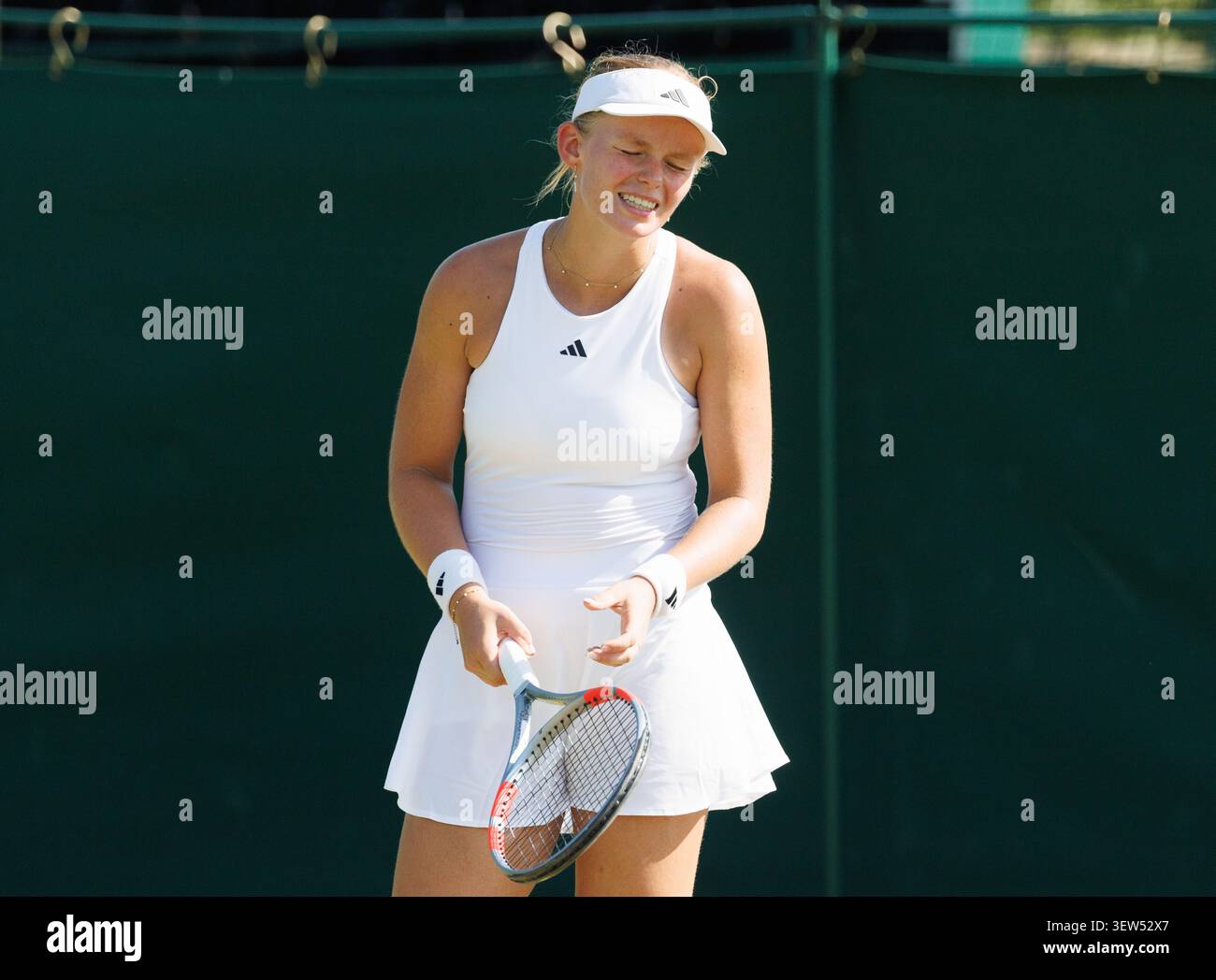 Londra, Regno Unito. 25 giugno 2026. La belga Jeline Vandromme reagisce mentre sta perdendo il terzo e ultimo set durante una partita di tennis tra Georgian Bolkvadze e belga Vandromme, una qualificazione per i singoli femminili al torneo di tennis Grand slam di Wimbledon a Londra, in Gran Bretagna, giovedì 25 giugno 2026. Il torneo principale inizia lunedì prossimo. BELGA PHOTO BENOIT DOPPAGNE credito: Belga News Agency/Alamy Live News Foto Stock