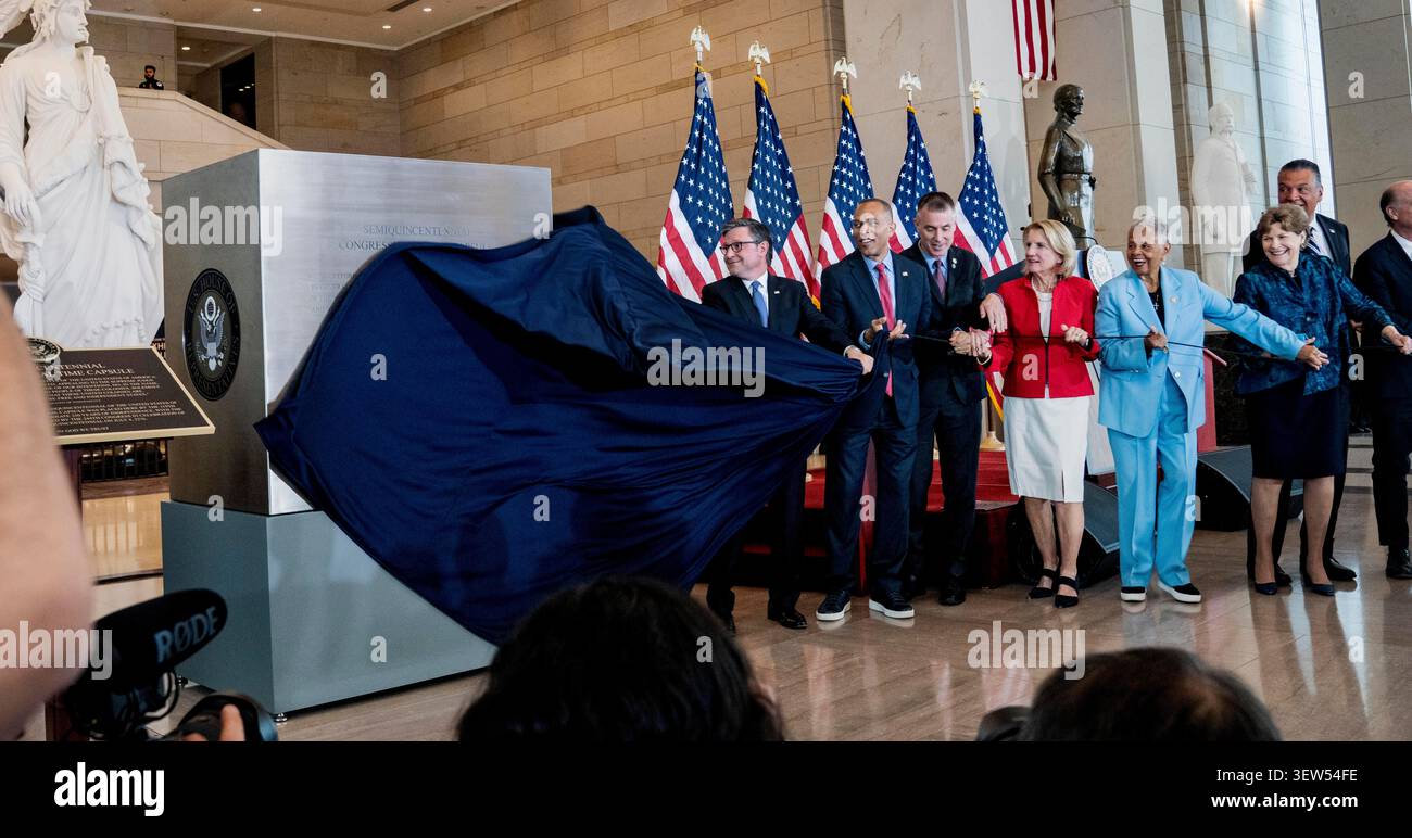 I membri bipartisan del Congresso degli Stati Uniti, guidati dal presidente della camera dei rappresentanti Mike Johnson (repubblicano della Louisiana) e dal leader delle minoranze della camera degli Stati Uniti Hakeem Jeffries (democratico di New York), svelano la Semiquincentennial Congressional Time Capsule in onore del 250° anniversario della dichiarazione di indipendenza durante una cerimonia nel Campidoglio degli Stati Uniti a Washington, DC, USA, mercoledì 24 giugno 2026. La capsula del tempo sarà sepolta sul prato occidentale del Campidoglio degli Stati Uniti. Crediti: Andrew Thomas/CNP Foto Stock