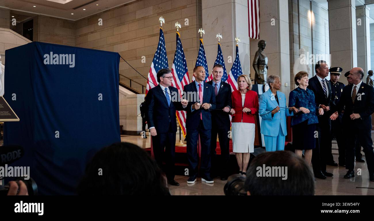 I membri bipartisan del Congresso degli Stati Uniti, guidati dal presidente della camera dei rappresentanti Mike Johnson (repubblicano della Louisiana) e dal leader delle minoranze della camera degli Stati Uniti Hakeem Jeffries (democratico di New York), svelano la Semiquincentennial Congressional Time Capsule in onore del 250° anniversario della dichiarazione di indipendenza durante una cerimonia nel Campidoglio degli Stati Uniti a Washington, DC, USA, mercoledì 24 giugno 2026. La capsula del tempo sarà sepolta sul prato occidentale del Campidoglio degli Stati Uniti. Crediti: Andrew Thomas/CNP Foto Stock