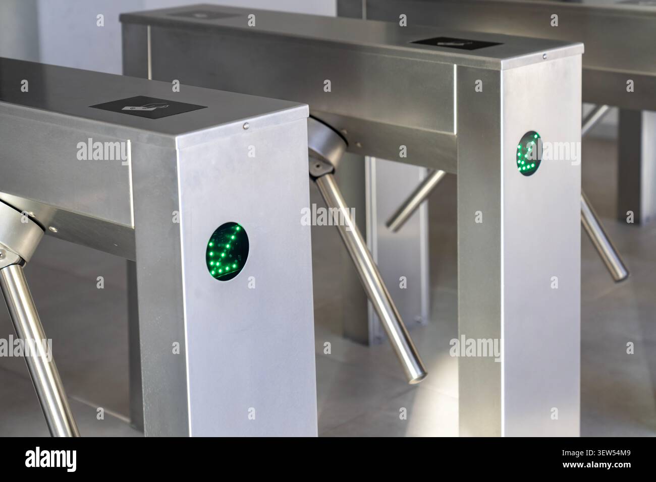 Controllo di accesso con carta RFID su un tornello moderno in acciaio inossidabile in un ufficio intelligente. Ingresso di sicurezza senza contatto e accesso al posto di lavoro. Foto Stock
