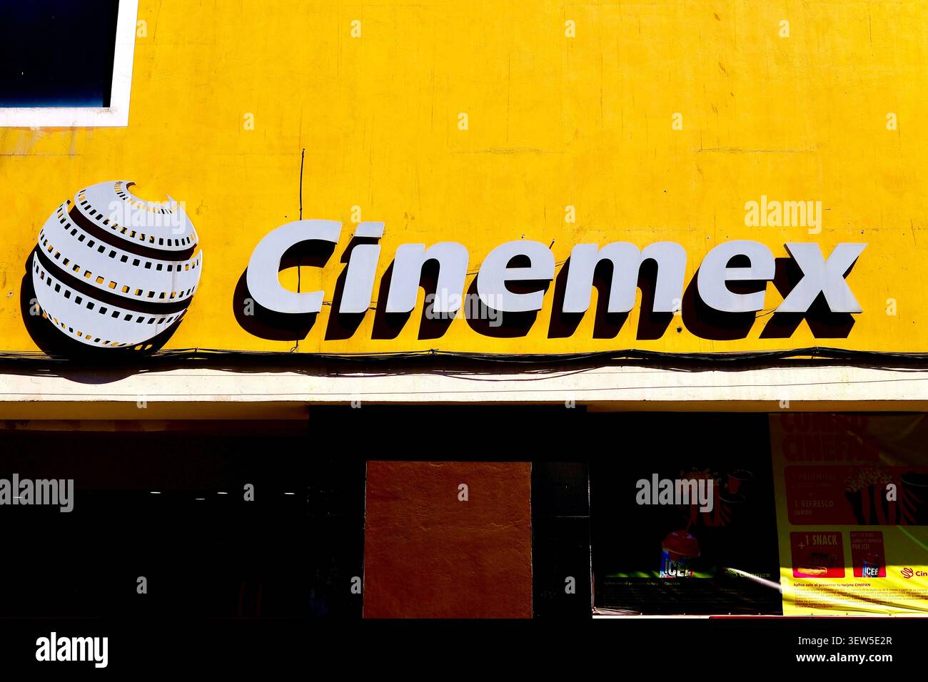 Puebla, Puebla, Messico - 1 febbraio 2026: Logo Cinemex sulla parete gialla Foto Stock